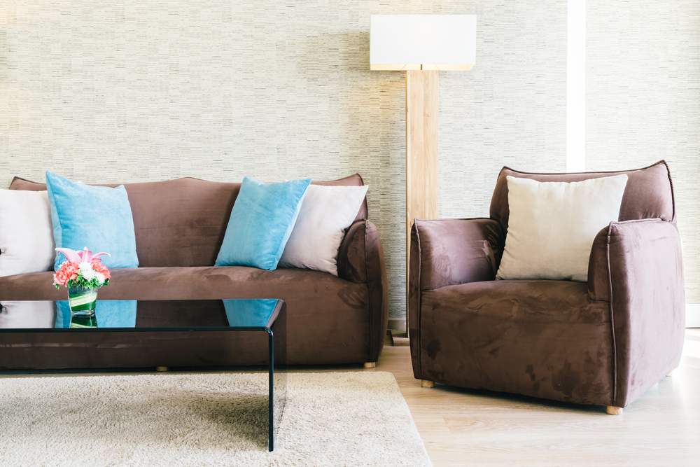 Sala contemporánea que combina muebles individuales en tonos cálidos y neutros, ideal para explorar opciones de decoración tanto por separado como en conjunto, según las necesidades del espacio.